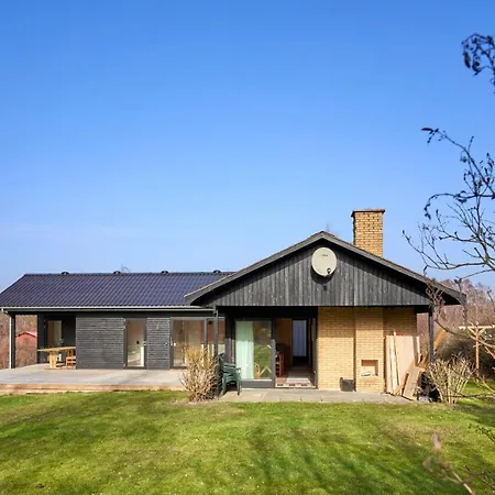 Beautiful Summer House Near The Water *