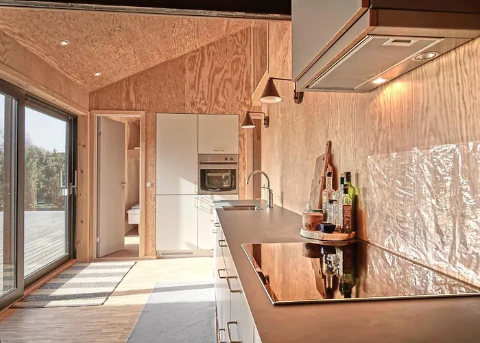 펜션 Beautiful Summer House Near The Water 론네